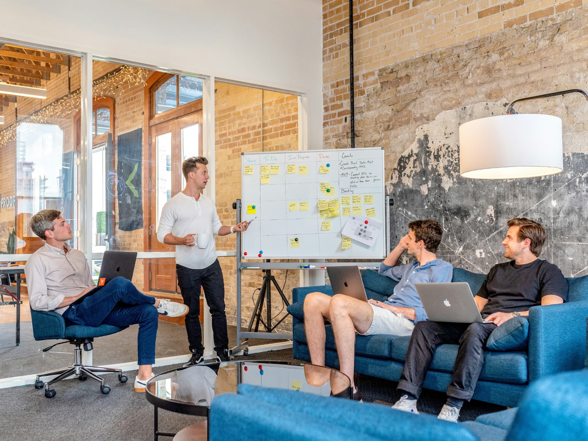 Team overlegt bij een whiteboard met een salesplanning